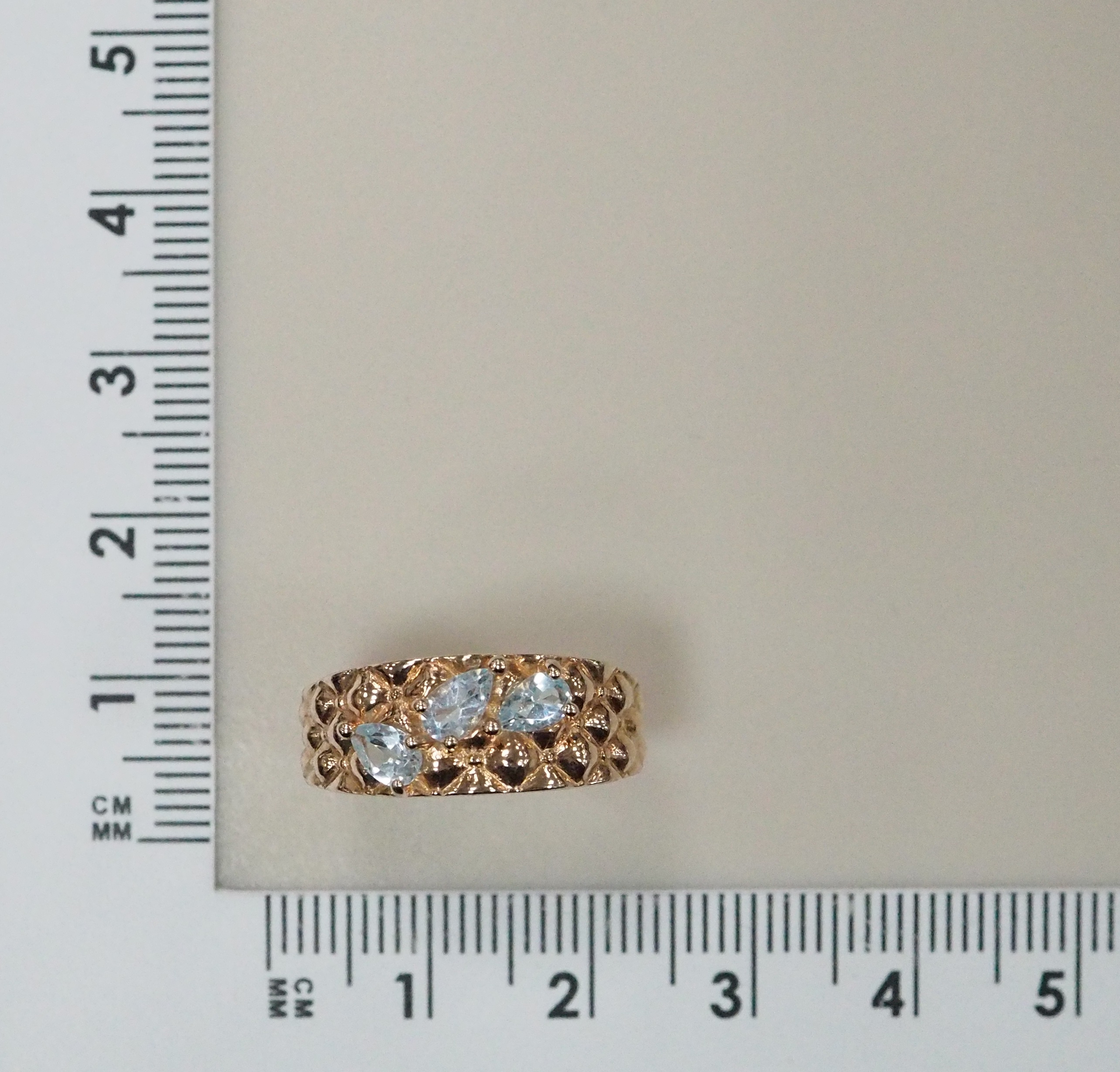 Серебряное кольцо с топазами